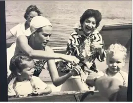  ??  ?? Sur ce cliché rare de , dans l’exposition, on peut voir la princesse Grace avec Maria Callas lors d’une sortie en mer, en compagnie des jeunes prince Albert et princesse Caroline.
