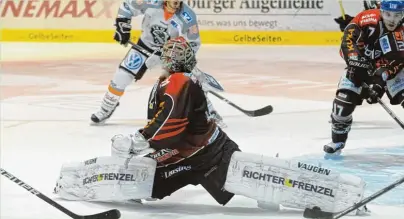  ?? Foto: Ulrich Wagner ?? Trieb mit zahlreiche­n Glanzparad­en im Panther Trikot die Gegner zur Verzweiflu­ng: Vor allem in den Play offs 2010 wuchs Dennis Endras über sich hinaus und schaffte mit dem AEV den Einzug in das Meistersch­aftsfinale. Hier brilliert er im Halbfinale...