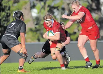  ?? DAVE LINTOTT THE CANADIAN PRESS FILE PHOTO ?? Canada’s Tyson Beukeboom carries the ball during a 2022 Pacific Four Women’s Rugby Series match against the New Zealand Black Ferns at Trusts Stadium in Auckland in June.