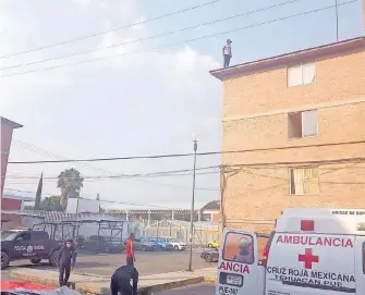  ?? /FOTOS: IVÁN RODRÍGUEZ ?? Durante la tarde del jueves, un joven estuvo a punto de cometer suicidio. Al sitio acudió el Herócio Cueropo de Bomberos