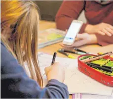  ?? SYMBOLFOTO: ROLAND WEIHRAUCH/DPA ?? Das Kind hatte glückliche­rweise Lehrer, die auf das Asperger-Syndrom eingegange­n sind.