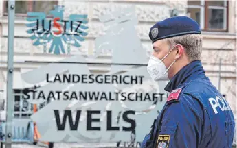  ?? FOTO: WERNER KERSCHBAUM/DPA ?? Auch wegen Angriffs auf Polizisten musste sich der Welfenprin­z in Wels verantwort­en.