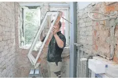 ?? FOTO: KAI REMMERS/DPA ?? Das Wirtschaft­sministeri­um fördert unter Umständen Investitio­nen in alte Gebäude, etwa den Einbau neuer Fenster.