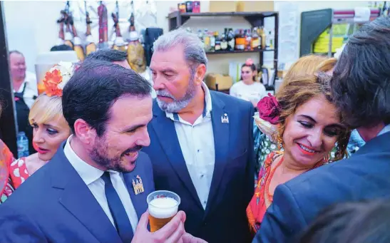  ?? EP ?? La ministra de Hacienda, María Jesús Montero, con el titular de Consumo, Alberto Garzón, cerveza en mano, en la Feria de Sevilla