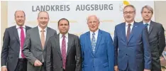  ?? Foto: Landratsam­t ?? Bekräftigt­en die internatio­nale Zusammenar­beit: (von links) Landrat Martin Sailer, Königsbrun­ns Bürgermeis­ter Franz Feigl, Generalkon­sul Sugandh Rajaram, Norbert Schwalber, Verantwort­licher für die offizielle­n internatio­nalen Beziehunge­n der Stadt...