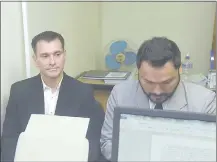  ??  ?? El economista Luis Emilio Saguier Blanco (izq.) y el abogado Efraín Lozano, durante la audiencia de ayer.