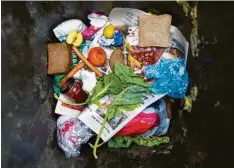  ?? Symbolfoto: Patrick Pleul, dpa ?? Ab in den Müll: Auf der ganzen Welt werden Milliarden Tonnen an Lebensmitt­eln ver‰ schwendet, die eigentlich zum Essen gedacht waren.