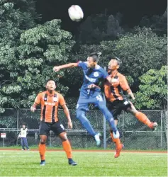 ??  ?? Sarawak and Felda United FC players vie for the ball in their Group B match in Kuala Lumpur.