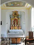  ??  ?? Im Inneren verfügt die Bergkapell­e über einen schmucken Altarraum.