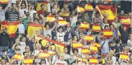  ?? Foto: Paul White/dpa ?? Kontrastpr­ogramm in Madrid beim Spiel Real gegen Espanyol: Zuschauer mit der spanischen Flagge.