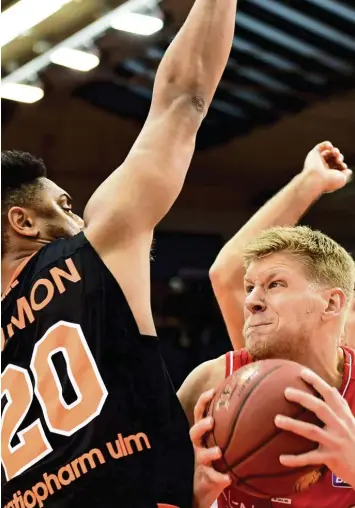  ?? Foto: Imago/Michael Schepp ?? Die Gießener konnten nur noch eine Rumpfmanns­chaft stellen. Aber die verblieben­en Spieler wie Benjamin Lischka (am Ball ge gen Jerrelle Benimon) wehrten sich nach Kräften gegen die Ulmer.