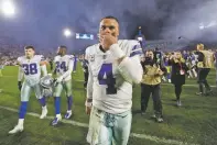  ?? JAE C. HONG/ASSOCIATED PRESS ?? Cowboys quarterbac­k Dak Prescott leaves the field after his team’s loss to the Rams in Saturday’s divisional playoff game in Los Angeles.