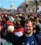  ??  ?? Incognito. Bertrand Badré participe à une manifestat­ion contre les armes à feu
– « March for Our Lives » –, à Washington, en mars 2018.