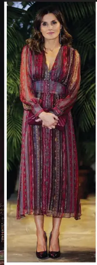  ??  ?? Este look boho-chic de Intropia se agotó en horas. El diseño, en seda y lúrex, con estampado en paisley y rayas y de largo midi, tiene escote en V. La Reina lo lució en Perú, en noviembre.