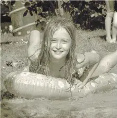  ?? FOTO: DIRK HUMM ?? Die neunjährig­e Jule Humm aus Bihlafinge­n kühlt sich auf der Wasserruts­chbahn im heimischen Garten ab. Bei der Hitze genau das Richtige ...