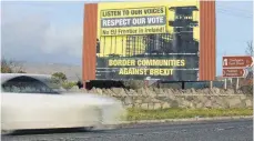  ?? FOTO: DPA ?? „Grenzgemei­nden gegen Brexit“steht auf diesem Plakat nahe der nordirisch-irischen Grenze.