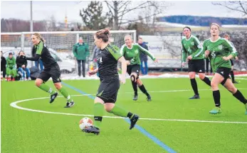  ?? SZ-FOTO: MAS ?? Mit 6:0 bezwang der Landesligi­st Granheim in seinem ersten Testspiel den Regionenli­gisten Burgrieden. Dreifache Torschtüzi­n für den SVG war Franziska Uhl (links hinten, im Mittelkrei­s).