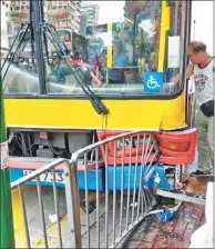  ??  ?? 巴士失控剷上行人路。（取材自臉書專頁「香港突發事故報料區」）