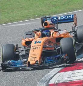  ??  ?? Fernando Alonso volverá a sufrir la falta de velocidad de su MCL33 en la recta de Bakú
