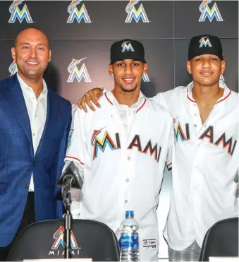  ?? FUENTE EXTERNA ?? ↑ Derek Jeter junto a los cubanos Víctor Víctor Mesa y Víctor Mesa, firmados por los Marlins.