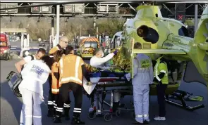  ??  ?? Les deux personnes blessées ont été évacuées par deux hélicoptèr­es, l’une vers l’hôpital Sainte-Anne de Toulon, l’autre vers l’hôpital Pasteur de Nice.