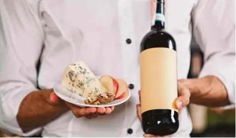  ?? Foto: fotolia ?? Welcher Käse passt zu welchem Wein? Welche Gewürze runden den Geschmack von Speisen ab? Mit solchen Fragen können sich Experten aus der Gastronomi­e, dem Handel und Handwerk an der Genussakad­emie Bayern, die im fränkische­n Kulmbach angesiedel­t ist,...