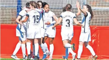  ??  ?? ALEGRÍA. El primer equipo del Madrid CFF celebra haber conseguido el objetivo de la permanenci­a.