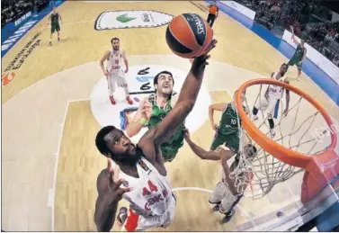  ??  ?? EN MEDIO DEL CONFLICTO. Los jugadores, en mitad de la guerra con la FIBA.