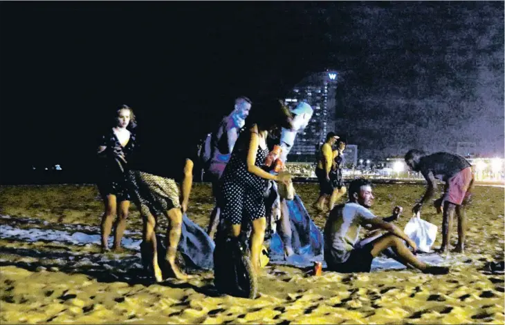  ??  ?? Botellón en la playa de Barcelona, alternativ­a extendida al cierre del ocio nocturno