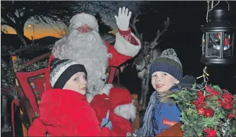  ?? 16_T47_reindeer05 ?? Santa with Rotary Christmas card competitio­n winners Alexander Maxwell and Nathan Torrel, both six, in the sleigh at the start of the reindeer parade.