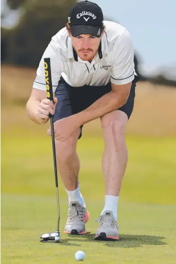  ?? Picture: MIKE DUGDALE ?? ON A ROLL: Gary Rohan gets his eye in ahead of the Blitz Golf tournament.