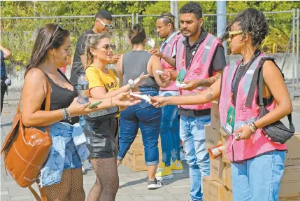  ?? ?? Público recebeu pulseiras para show de luzes da banda britânica Coldplay no sexto dia de Rock in Rio: acessório acendia e mudava de cor