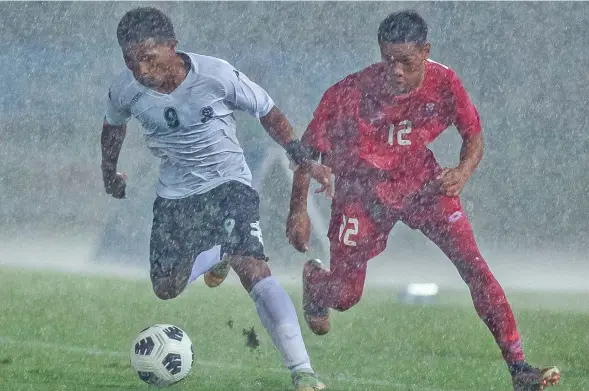  ?? Photo: OFC Media ?? Digicel Junior Bula Boys’ striker Salimone Ravonokula controls possession against Tonga’s Puluno Kafoa during their Ocenia Football Confederat­ion (OFC) Under-17 championsh­ip at the HFC Bank Stadium, Suva on January 18, 2023.