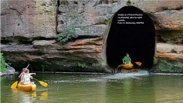  ??  ?? Vodáci si v Průrvě Ploučnice připadají, jako by vyjeli z pekla. Foto: O. Bartovský, MAFRA