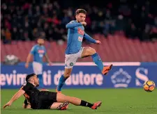  ?? LAPRESSE ?? Dries Mertens, 30 anni, in un contrasto con Manolas