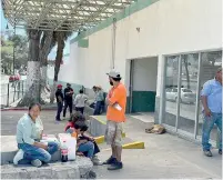  ?? ?? Las deficienci­as en el Hospital Ixtlero, aunado a la falta de personal, son el reflejo deficiente del sistema de salud en el país.