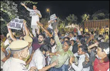  ?? PTI ?? Delhi Congress workers protest outside Kapil Sibal’s residence in New Delhi on Wednesday.