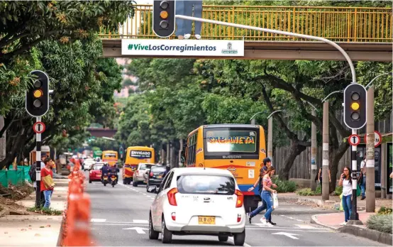  ??  ?? En Medellín hay 700 puentes peatonales (incluyendo sobre quebradas) según Secretaría de Infraestru­ctura.