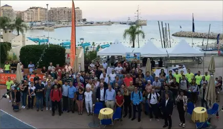  ?? (Photo mairie de Cap d’Ail) ?? Pas moins de  bénévoles sont nécessaire­s au bon fonctionne­ment de ce triathlon. Hier soir, ils étaient à l’honneur, avant de laisser la vedette, demain matin, aux triathlète­s. Le réconfort avant l’effort...