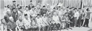  ??  ?? ERAT SILATURAHI­M: KMKK Bahagian Kuching merakam gambar bersama KMKK Daerah Sarikei sebaik sahaja selesai majlis makan malam di Sarikei, baru-baru ini.