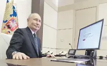  ?? ?? El presidente de Rusia, Vladimir Putin, optó por emitir su voto vía online, desde su oficina de Moscú. (AFP)