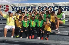  ??  ?? En la premiación de Soccer Start, varios niños junto a la auxiliar Pamela Pineda y el instructor licencia “C” Luis Malatesta de la US Soccer./CORTESÍA