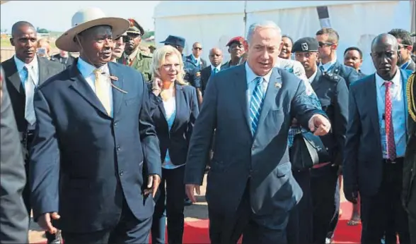  ?? STEPHEN WANDERA / AP ?? El presidente de Uganda, Yoweri Museveni, recibe al primer ministro israelí, Beniamin Netanyahu, a su llegada al aeropuerto de Entebbe