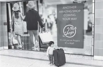  ?? DANIEL A. VARELA dvarela@miamiheral­d.com ?? Baltimore native Naomi Peth, 2, leans on her mother’s luggage in front of a closed shop at Miami Internatio­nal Airport on Nov. 22. The retention of the pricing rules was approved Wednesday as part of a broad extension of retail and restaurant leases at MIA.