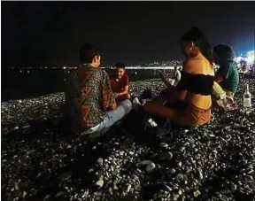  ??  ?? Niçois et touristes organisent des soirées sur les plages de la Prom’.