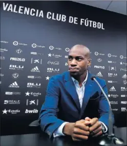  ??  ?? YA LUCE. Kondogbia fue presentado ayer en la Ciudad Deportiva.