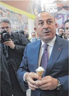  ?? FOTO: DPA ?? Eiszeit: Die diplomatis­chen Beziehunge­n zwischen Deutschlan­d und der Türkei bleiben unterkühlt. Auf der Reisemesse ITB in Berlin warb der türkische Außenminis­ter Mevlüt Cavusoglu für sein Land.