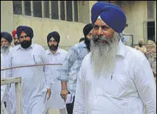  ?? PARDEEP PANDIT/HT ?? SAD’S Naib Singh Kohar walking out of the counting centre before the results were declared in Shahkot on Thursday.