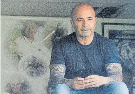  ??  ?? Espectador. Sampaoli llegó con fuerte custodia. De fondo, el Virrey.