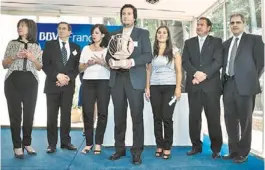  ?? BBVA BANCO FRANCES ?? Galardón. Los ganadores, de Entre Ríos, con ejecutivos del banco organizado­r.